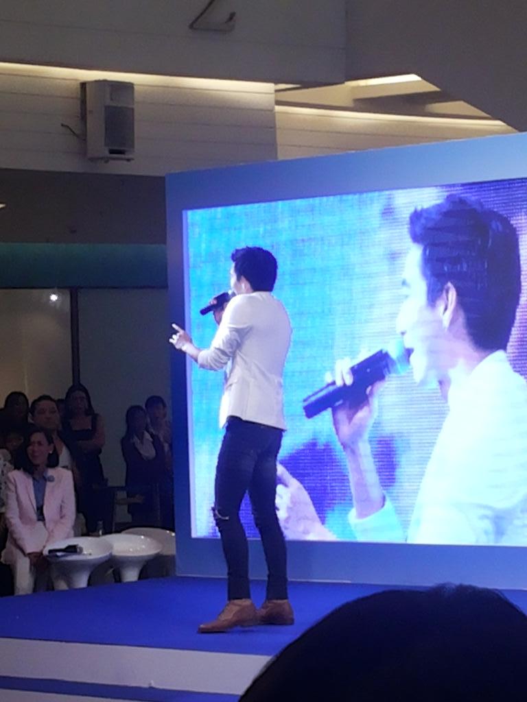 ร้องเพลงรักเธออยู่ดี @งานโครงการแว่นตาเพื่อน้อง