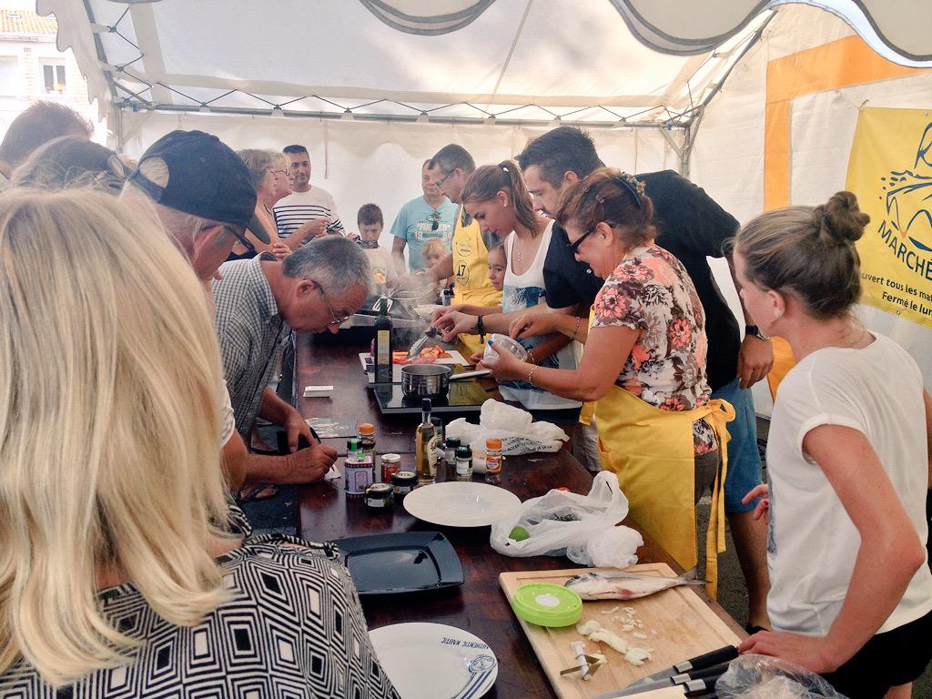 Olivier_Chaput's tweet image. #marché de #Royan: #rencontresiodees #concours #culinaire #familles #partage #chefs #mof @IODEMAGAZINE #fish #food