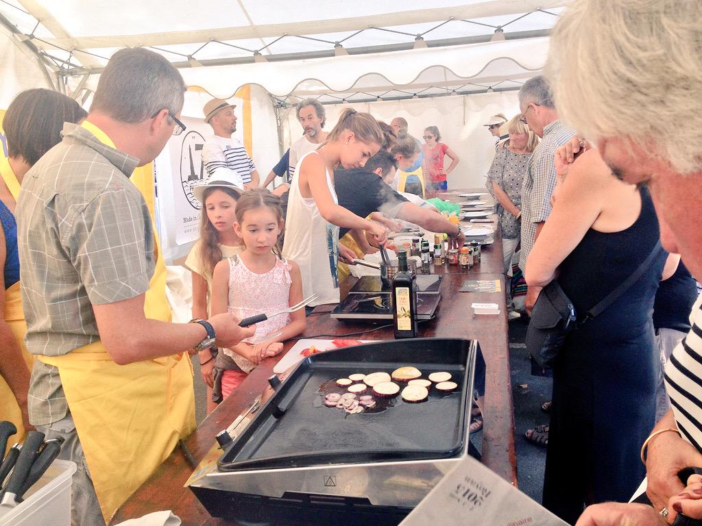 Olivier_Chaput's tweet image. #marché de #Royan: #rencontresiodees #concours #culinaire #familles #partage #chefs #mof @IODEMAGAZINE #fish #food