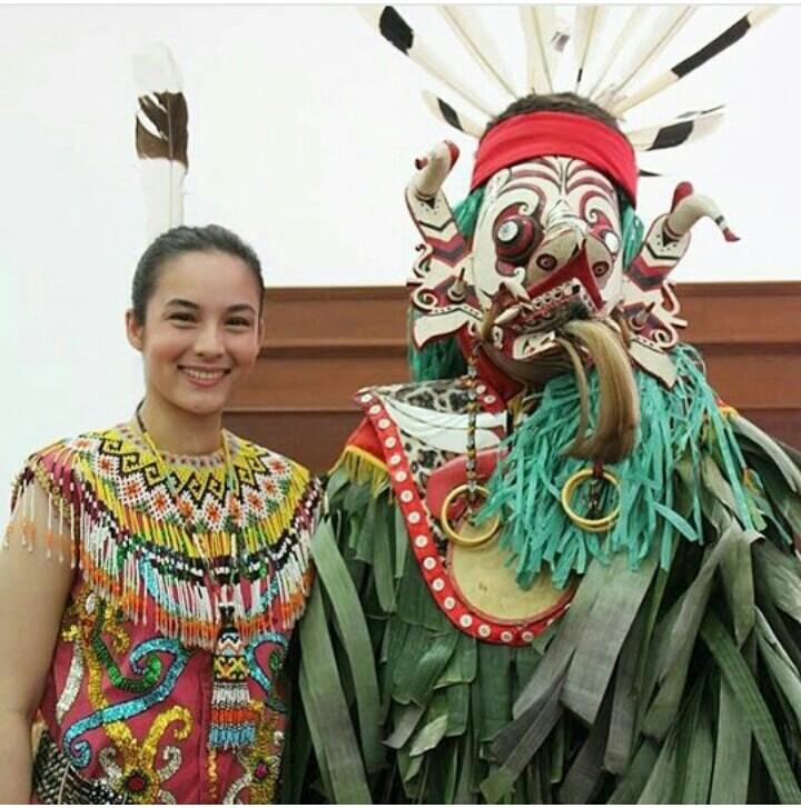 memotret_indo's tweet photo. Chelsea Islan mengenakan baju suku dayak foto with hudoq costum tari suku dayak indonesia @saling_share @kawanrita http://t.co/E7nPF290yE