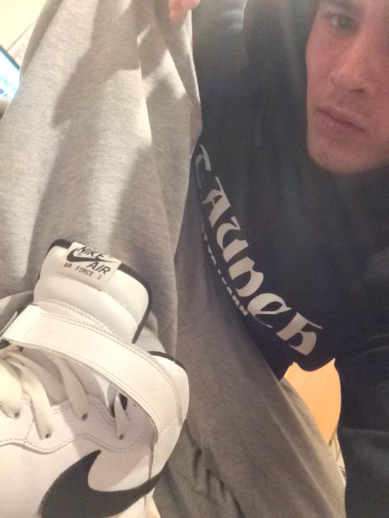 _vrcommo_'s tweet photo. Im gonna bring back hightops i dont give a fuck cunt #comfyshit #getaroundem http://t.co/kV1V22ERsj