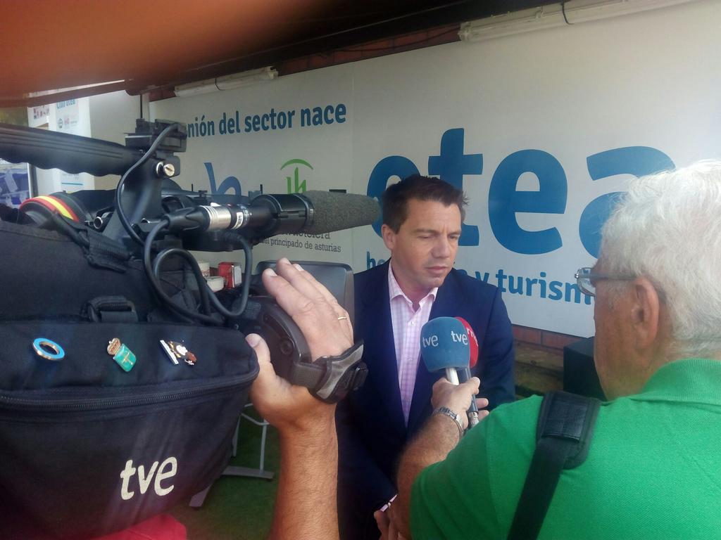 oteainforma's tweet photo. Día Hostelería en FIDMAOtea se presenta en sociedad. El turismo asturiano unido. Atendiendo medios @eHoteles @HGijon http://t.co/bgUYfjsOPV