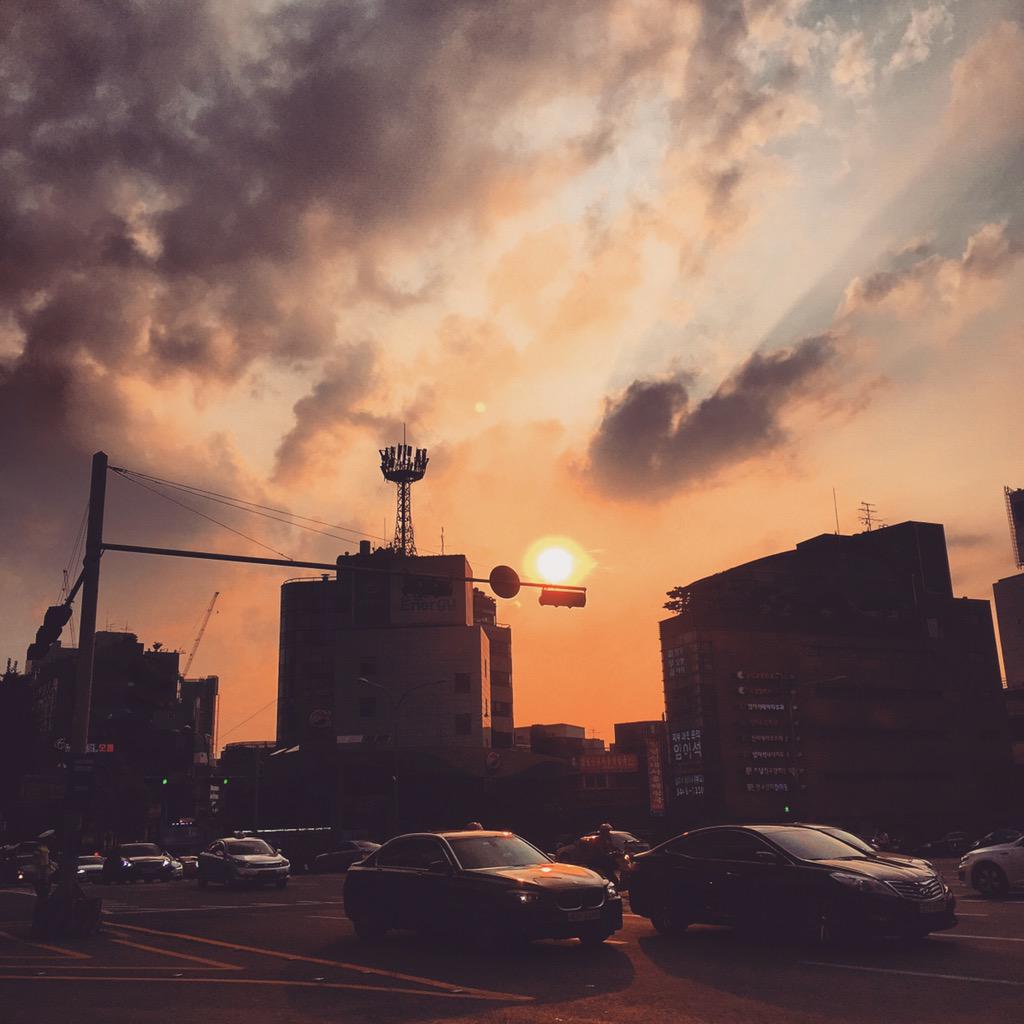 kchae's tweet photo. 가로수길로 향하는 길에 신사역에서 바라본 노을. http://t.co/UUHKvhDErZ