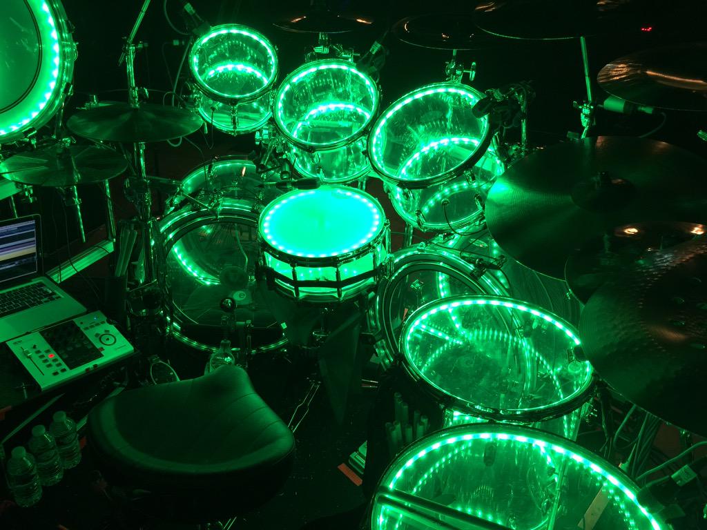 Derlandsson's tweet photo. Green Day! @PearlDrumCorp @drumlite @archenemymetal @Derlandsson http://t.co/ORwhMJapvv