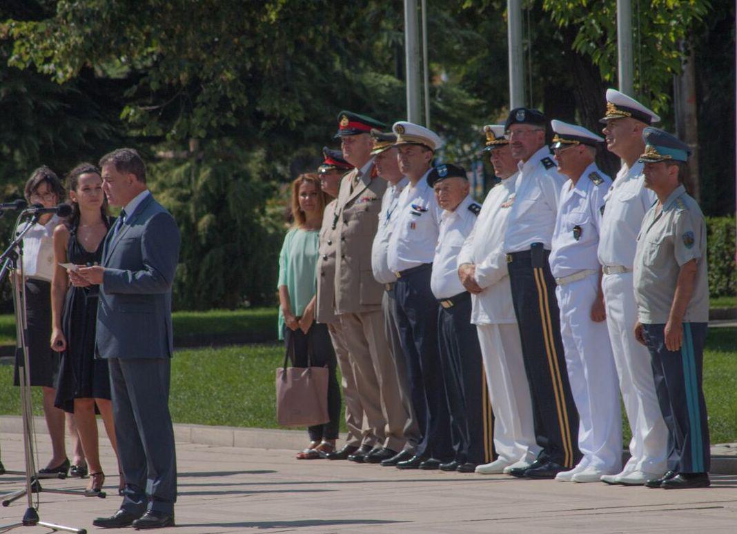 Lidiya_Stanoeva's tweet photo. The President of @UKRFA, Maj Gen Smith, attends the opening ceremony of the #CIOR/CIOMR Summer Congresses in Bulgaria http://t.co/sI3zYdsIcz