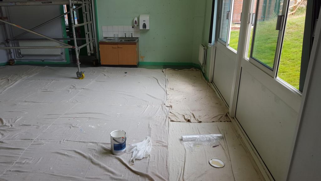 premierrefurb1's tweet photo. Painting away the summer with @duluxuk @Brewerspaints #buildqual #buildsafe http://t.co/UheR4riYha