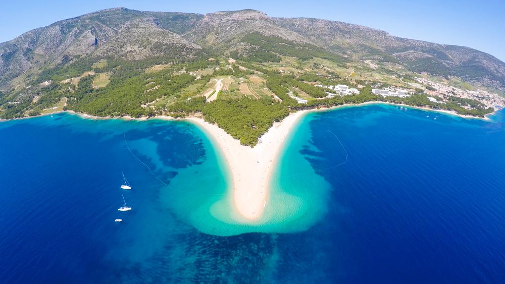 The beach #ZlatniRat changes its shape depending on the currents. Fly to #Bol: bit.ly/1IaTnhU