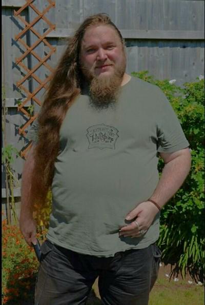 HeartWestNews's tweet photo. Bristol man who's not had his hair cut for 21 years is about to have it all shaved off for @CLIC_Sargent  #HeartNews http://t.co/QjZac9d62h
