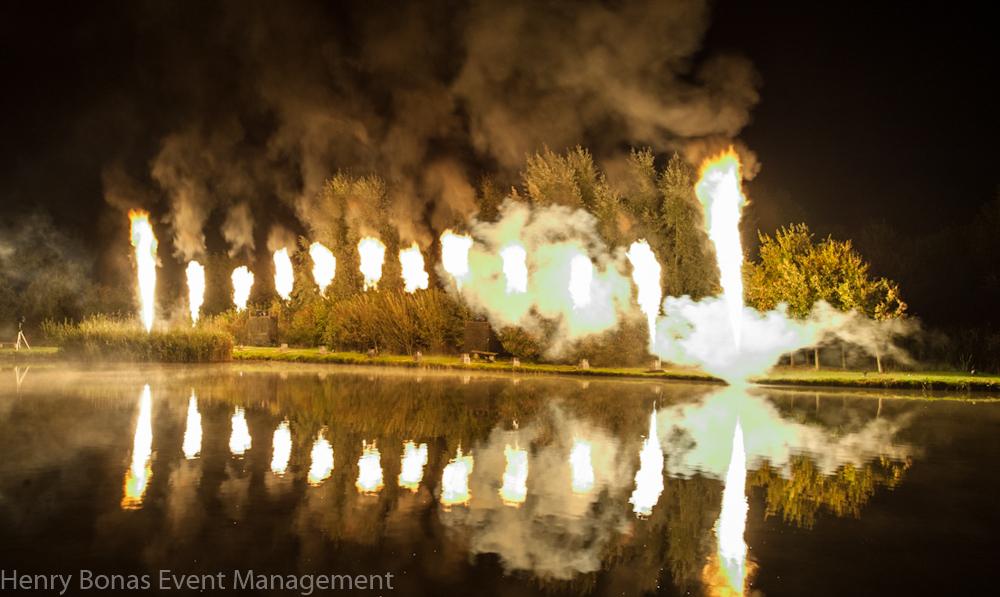 KnightLightEvnt's tweet image. Coordinate outdoor lighting with fireworks for impact #eventprofs on.fb.me/1SNnENX