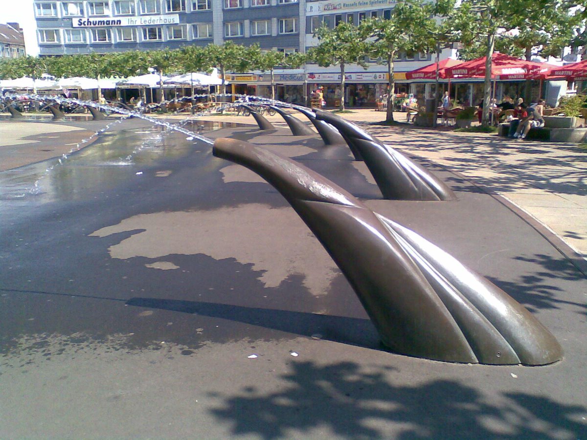 Passend zur Wetterprognose für die nächsten Tage laufen die Wasserspeier auf dem Königsplatz wieder. http://t.co/q6IYjI1ky7