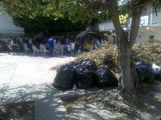 MayraGa04's tweet photo. @vivoenturmero en medio de la basura literalmente se ralizo Acto de Grado de 5to año http://t.co/oadcVhM81B