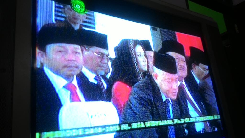 idaida0208's tweet photo. Nonton tv ada ibu @ritawow_1973 dpt penghargaan dri presiden. @kawanrita @saling_share http://t.co/GDPFmhWzkU