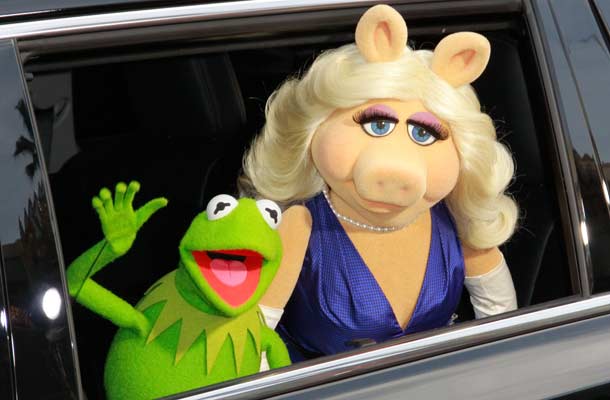 Het is over en uit tussen Kermit en Miss Piggy. #TheMuppets tvgids.nl/Kermit_en_Miss…
