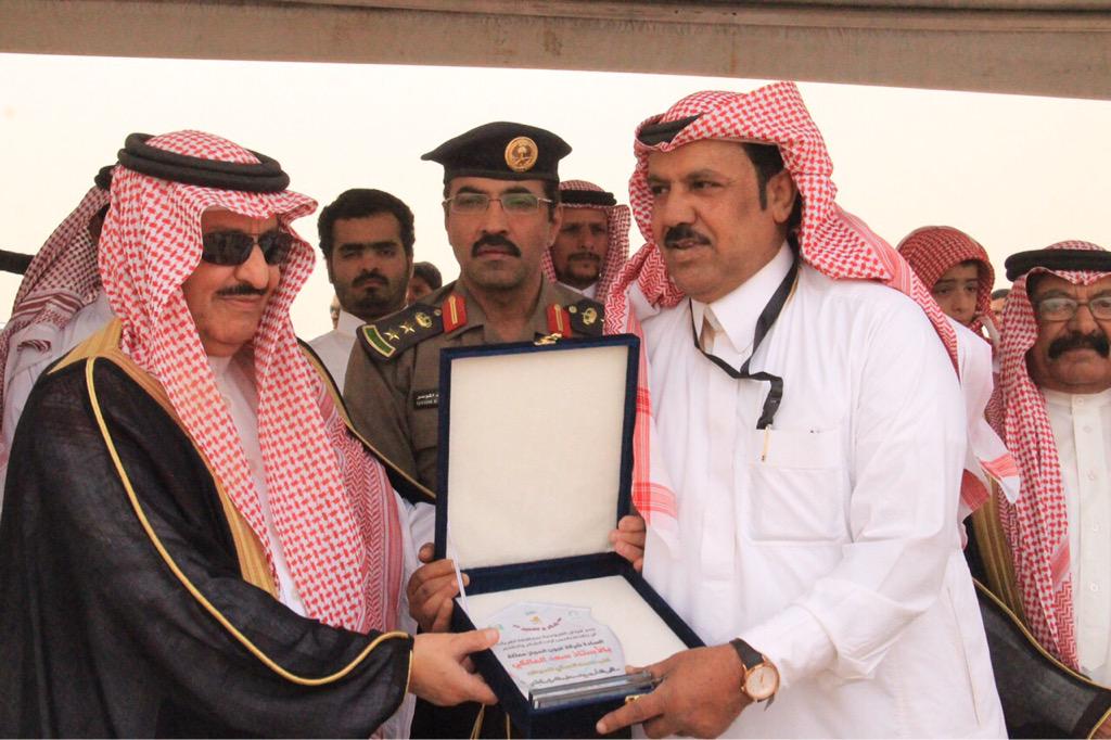 furguryat's tweet photo. تكريم شركة عيون الحجاز ممثلة بالأستاذ سعد المالكي لتبرعهم بمبلغ " ٥٠٠٠" ريال إستلمها بالنيابة الأستاذ منصور القويني http://t.co/iBDYuPVGZ5