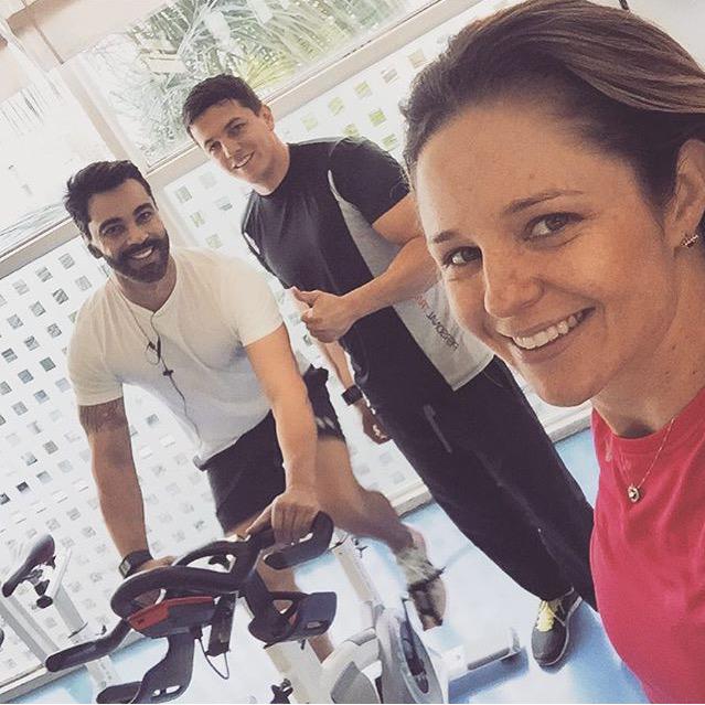 bnaves_nutri's tweet photo. Transição entre treinos: musculação 🔜 aeróbico para começar o dia com toda a energia!!! Bom dia 👊 #semsegredo http://t.co/xT9j4R5r7c