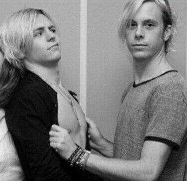 KsyushkaB's tweet photo. Whoa, whoa, guys, quieter! #Rosker 👬 #Rossker 💕 #R5family http://t.co/lObid8nH63
