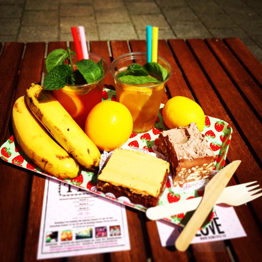 CakeDealerMburg's tweet photo. Voor privé feestjes, bruiloften of gewoon omdat het kan. Bel of informeer bij Honeypie of CakeDealer Tot snel! http://t.co/XjrSWfovnx