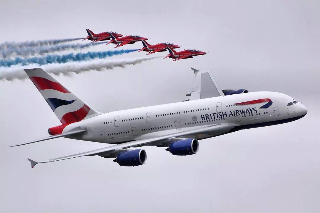 #Airbus #A380 ve Kraliyet Hava Kuvvetleri Akrobasi Takımı #RedArrows birlikte uçarken :)