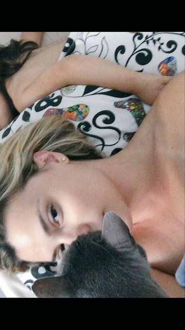 Siesta time 😴😴👩🏼👧🏻🐱💕 http://t.co/Je9BYTWVmD