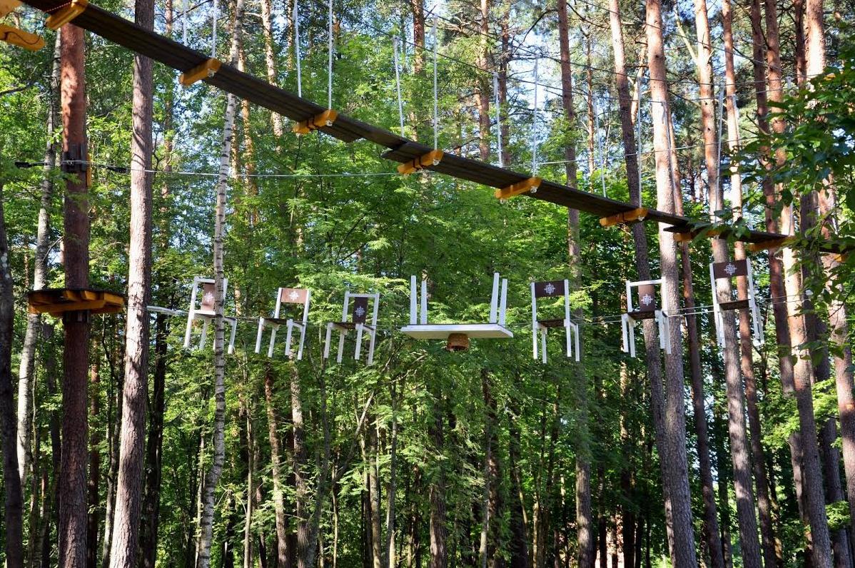 Takas kokos pastaigas elementus veido krēsli un citi sadzīves priekšmeti valmiera.pilseta24.lv/zinas/48/372831