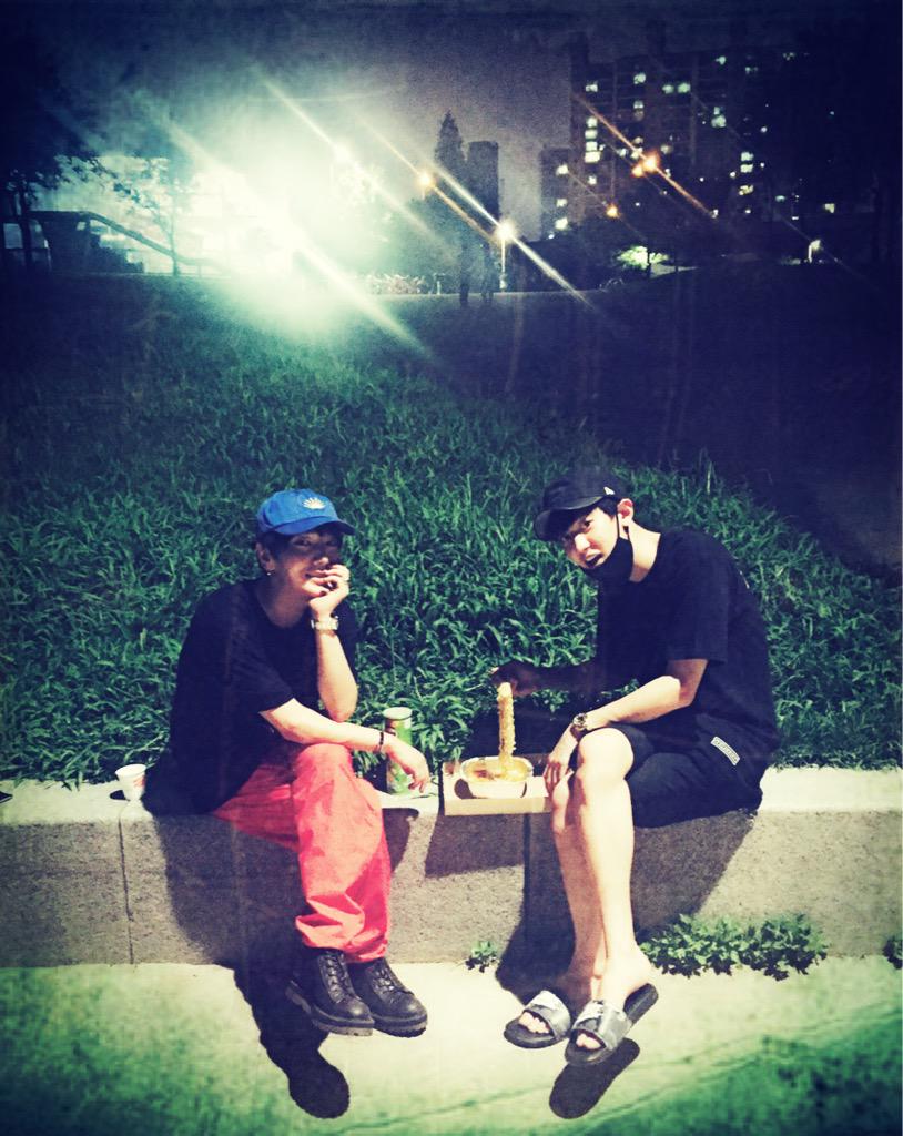 shfly3424's tweet photo. 말을 많이할수없으니 열봉이랑 눈빛으로 대화 ... 🍹 #예동 #강바람 #EXO #Superjunior #눈빛만으로 #결절 http://t.co/HGw7W9x4qZ