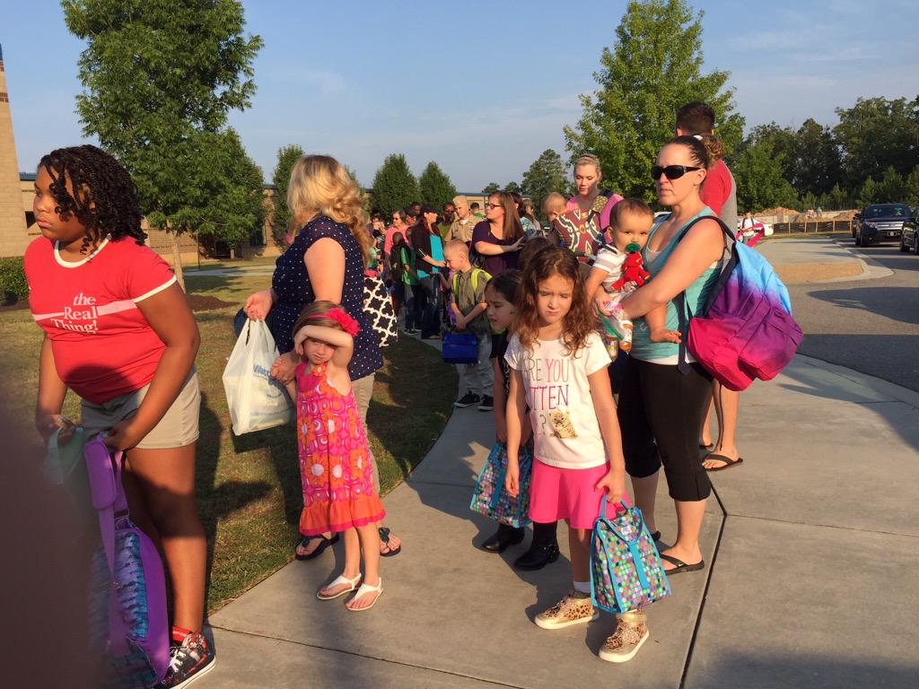 AUG_Chronicle's tweet photo. Parents, students at Cedar Ridge Elementary. Send us your #AugFirstDay pics: http://t.co/Rp9mvItpgC @AUG_Photo http://t.co/ww7qidiG1C