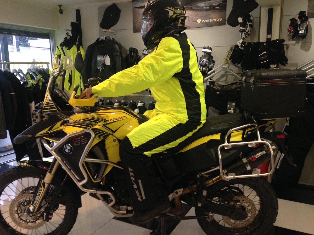 Mototechnik's tweet photo. #SeVieneLaLluvia, prepárate con los mejores trajes de @REVIT. #FelizMiercoles !! http://t.co/7TeGO4Ztkw