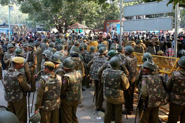 News18India's tweet photo. दिल्ली में हाई अलर्ट, हथियारों के साथ आतंकियों के घुसने की खबर! http://t.co/MWHeBiby6I http://t.co/ruYyUxbNGg