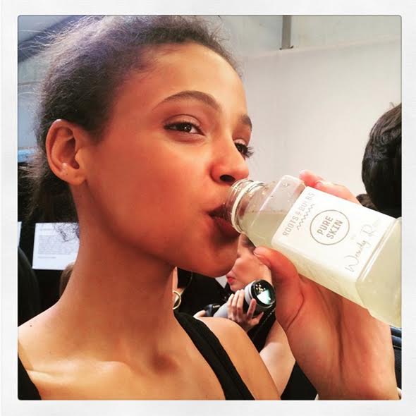 What does model #AyaJones do to get glowing skin? #Juice with <a href="/rootsandbulbs/">Roots & Bulbs</a> 🌱#RootsandBulbs #JuiceCleanse