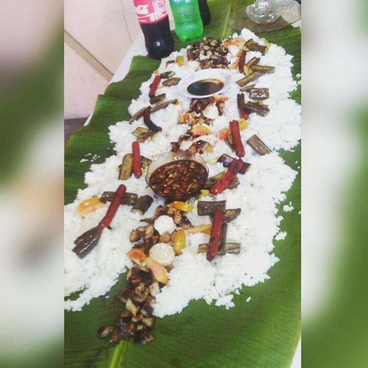 cutiepietutie's tweet image. Boodle fight @ marvin's house!!!
#klasmeyt