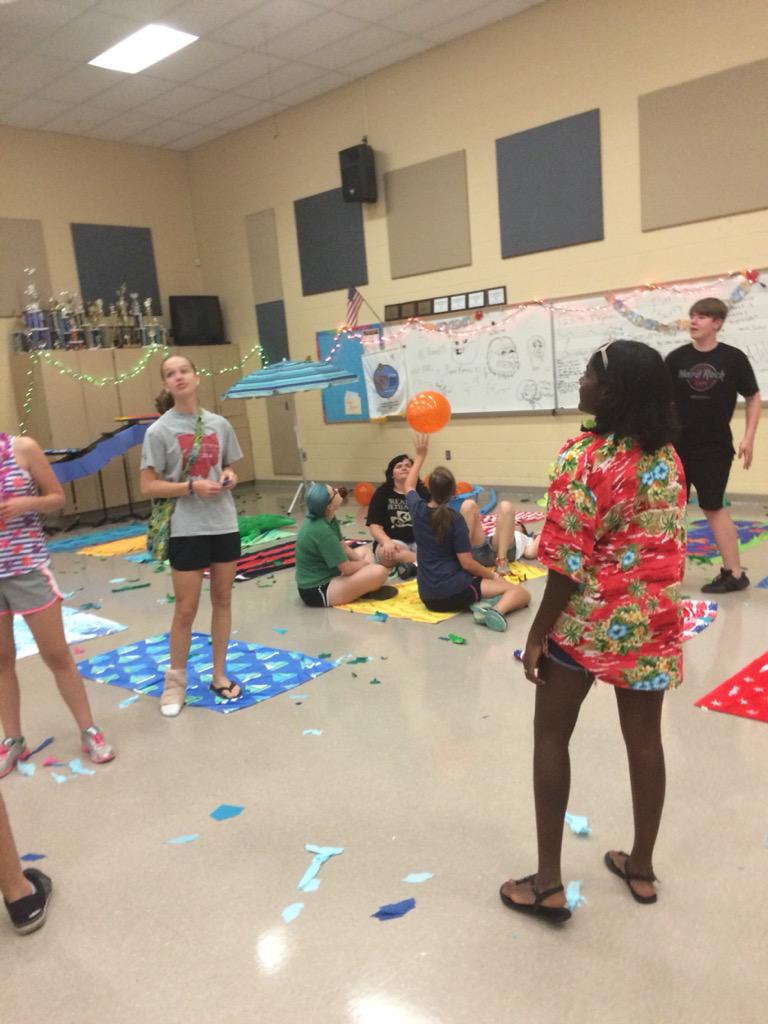 Novi_Luminis's tweet photo. When marching band turns into a luau #seniorprank http://t.co/1Qxk2SNpEl