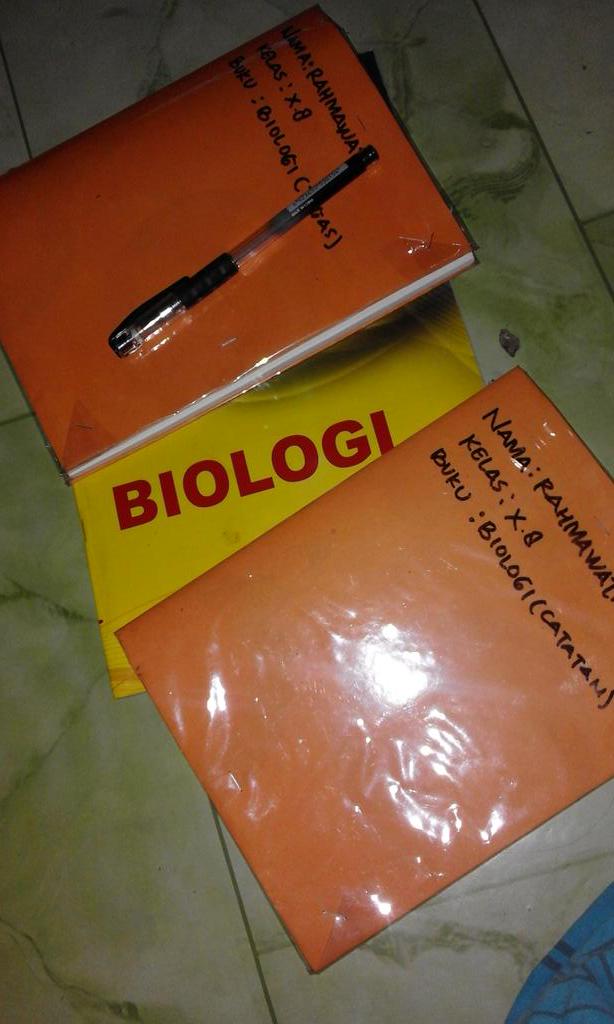 rahmasalihi1's tweet photo. Kerjaan rumah untuk malam ini "Biologi" huhuhufffff... http://t.co/BpIR1wI7yq