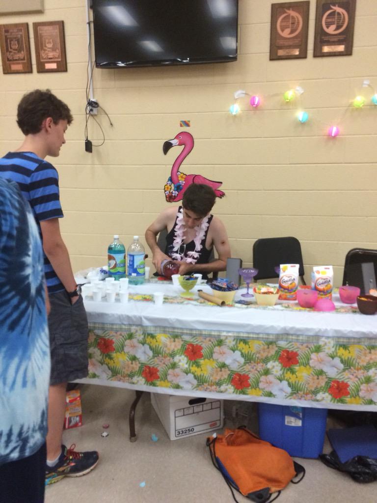 Novi_Luminis's tweet photo. When marching band turns into a luau #seniorprank http://t.co/1Qxk2SNpEl
