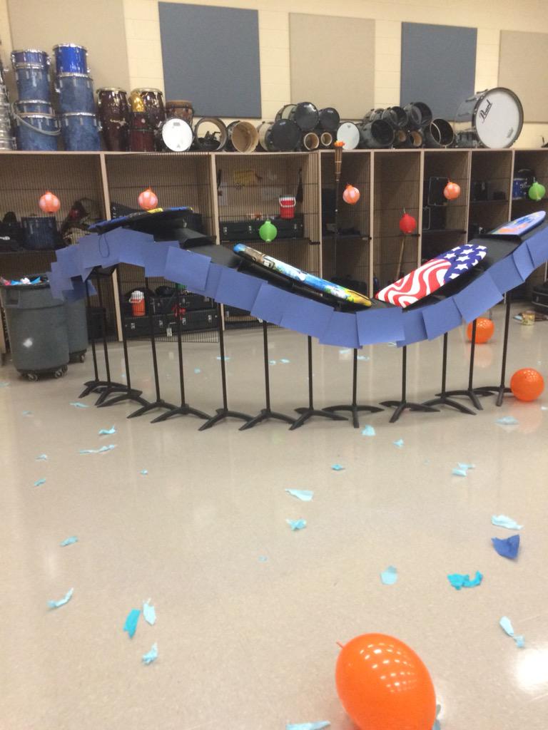 Novi_Luminis's tweet photo. When marching band turns into a luau #seniorprank http://t.co/1Qxk2SNpEl