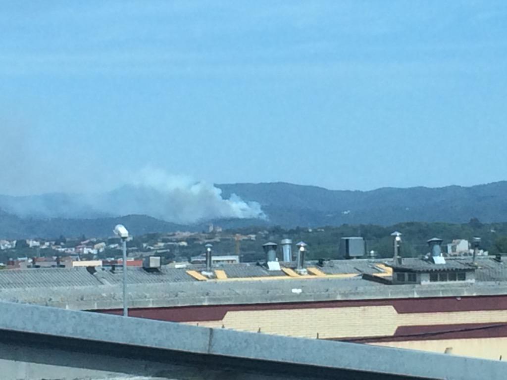 Infocursacom's tweet photo. Columna de fum des d'Aiguaviva @bomberscat #IFGirona http://t.co/lSqTHUWYSl
