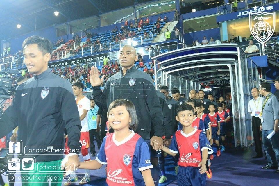 OfficialJohor's tweet photo. Some of the shots at the opening earlier #JDTvSDFC #MAL2015 http://t.co/bw1hokEh0U