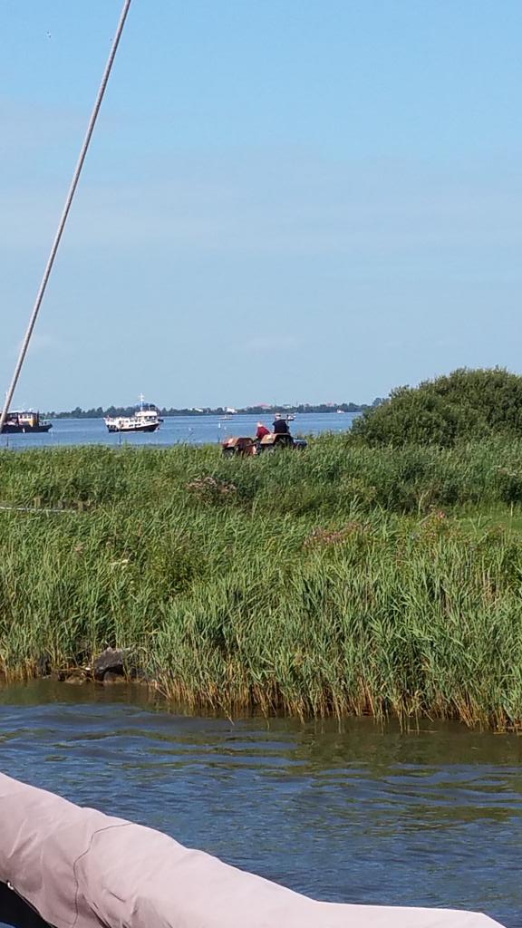 Zitten ze heerlijk op de trekker skûtsjesilen te kijken! #prachtig #simmerynfryslân #simmer15 <a href="/OmropSport/">Omrop Fryslân Sport</a>
