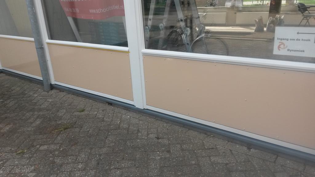 Schilderwerk aan de buitenkant van het pand van <a href="/DynamiekTiel/">Dynamiek-Tiel</a>