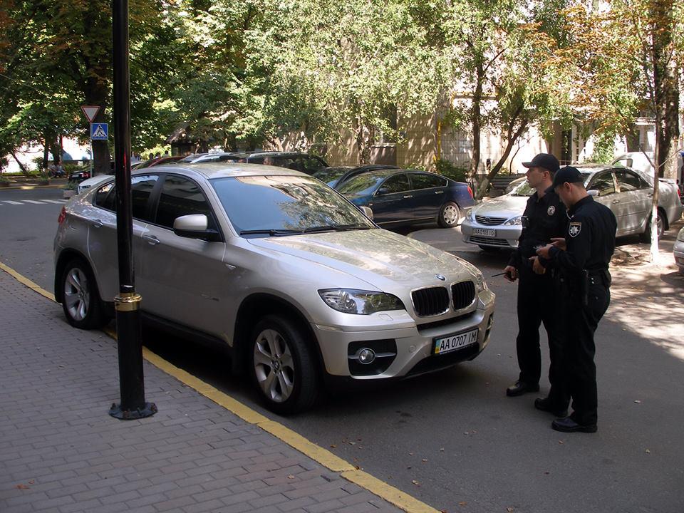Как патрульная полиция Киева выписала штраф прокурору из ГПУ, — блогер (фото): politolog.net/analytics/kak-…