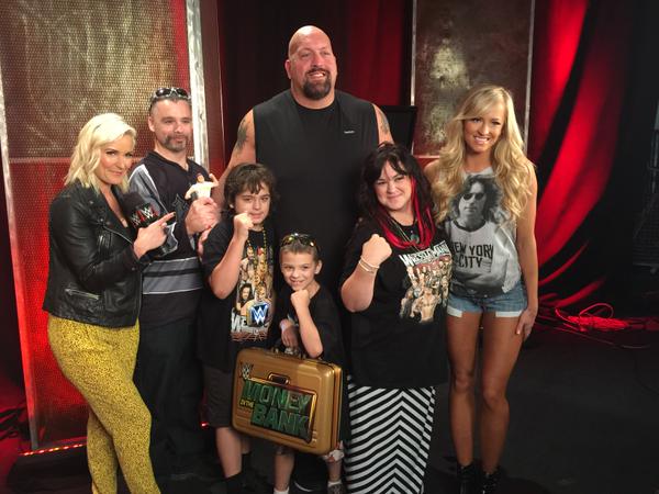 delenataltmarae's tweet photo. @maemymomor @ReneeYoungWWE @WWETheBigShow @RealSummerWWE #RAW #bigshow #reneeyoung #summerrae #raenee ♥ http://t.co/uuBswP96m1