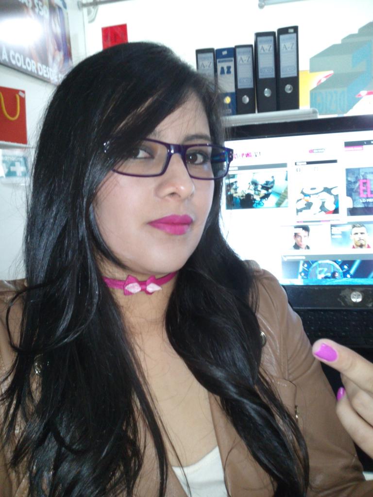 adrianitamadrid's tweet photo. #RadioacktivaMásSexy Muse, con el corbatín puesto, en beso desde Zipaquira http://t.co/uVKEtH3IgG