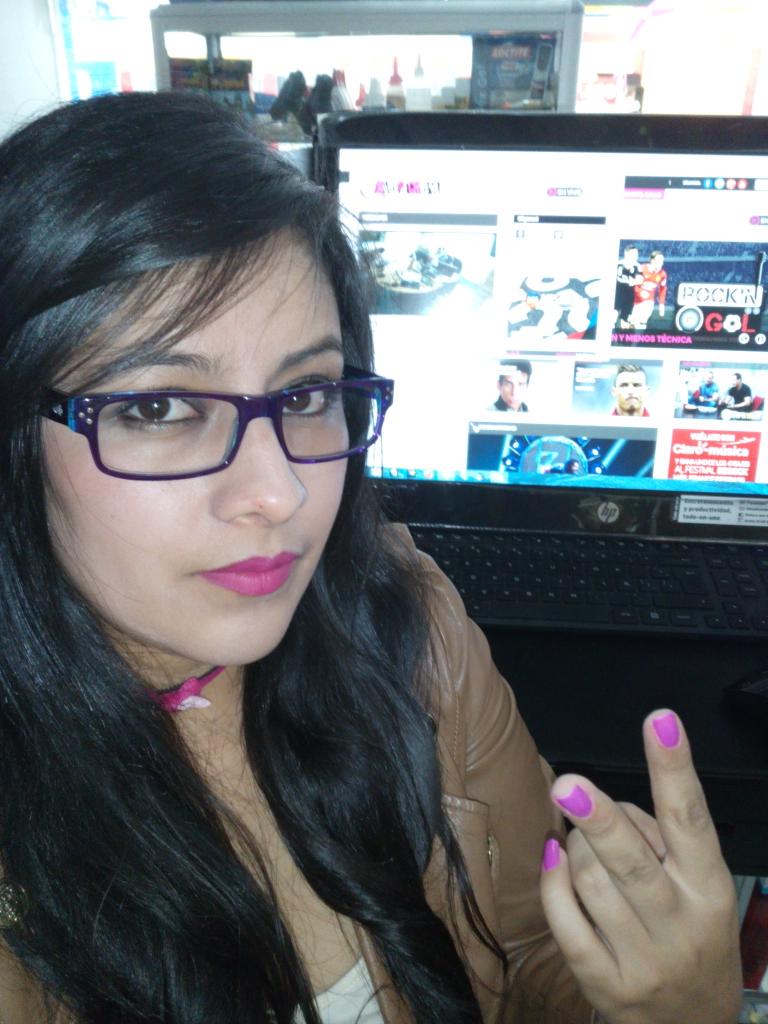 adrianitamadrid's tweet photo. #RadioacktivaMásSexy Muse, con el corbatín puesto, en beso desde Zipaquira http://t.co/uVKEtH3IgG
