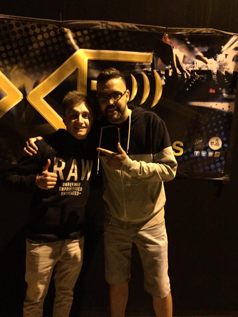ManuelAlvarezdj's tweet photo. @neilsole un placer conocerte en el #TuertoFest! Espero tu opinión sobre mis producciones! 🙌🏼 http://t.co/Cw3GSpNcYp