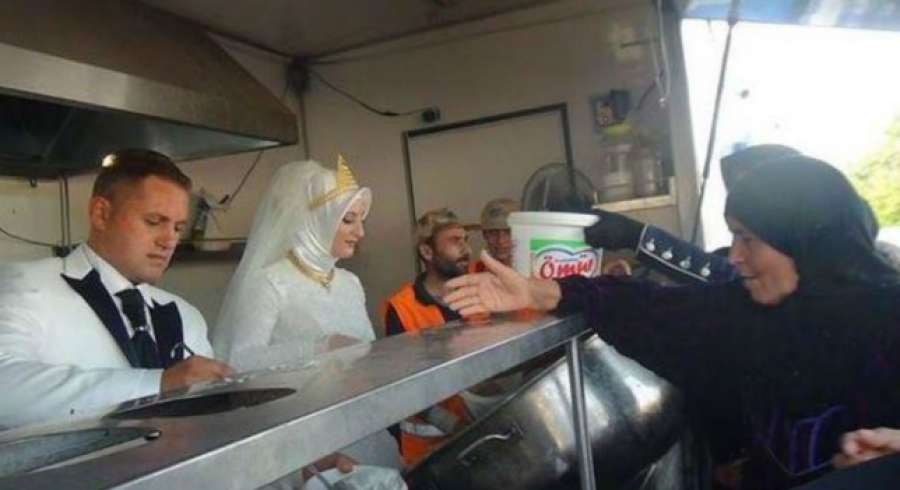 A3Noticias's tweet photo. Una pareja turca reparte el dinero que habría gastado en su banquete de bodas entre refugiados http://t.co/gaUraVQCI3 http://t.co/nPCgkqBXZl