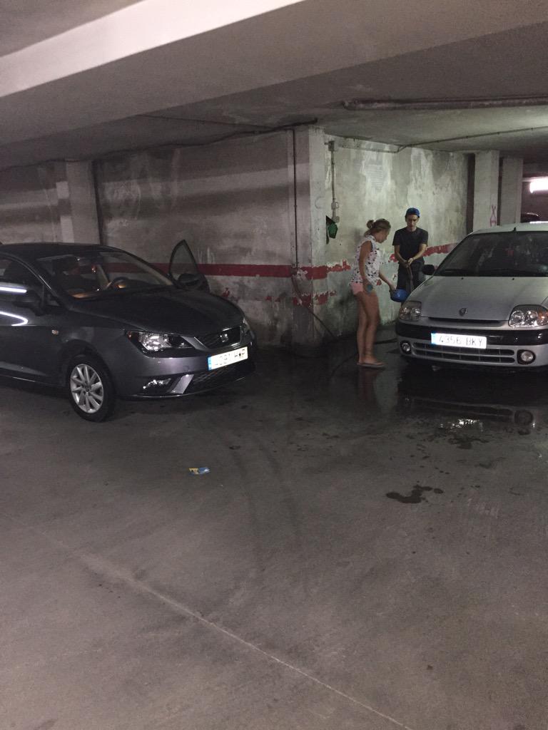 dnaim_'s tweet photo. Tarde de limpieza de coches @Raquelcc4 @TerryTerribas13 http://t.co/YCTBXJfY4z