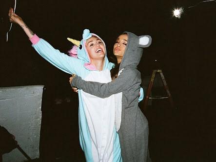 alex_3ma's tweet photo. Hey now heeey now, don't dream it's <3
#trauma #Arianators  #aburrido @HoneymoonTourMx  @ArianaGrande  @botGrande http://t.co/EViFWyT0H2