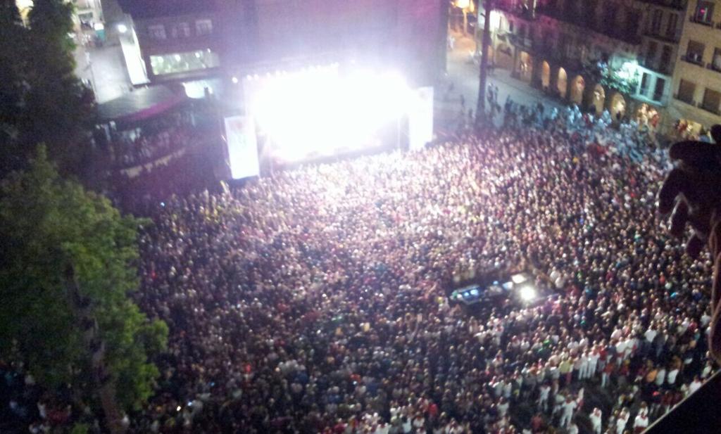 ninhodelosrecao's tweet photo. No hay cama pa' tanta gente en Lizarra!!! https://t.co/VAsbJM187O http://t.co/eF313qhEGH