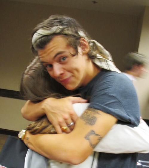 zaynbaabe's tweet photo. 1 RT = 1 HUG TO HARRY STYLES

#BeCarefulHarry
#MTVHottest One Direction http://t.co/S3i7sq0zsd