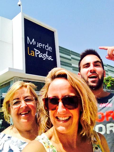 EleZamorano's tweet photo. Comerse algo @Jesus_Zamorano #Muerdelapasta http://t.co/YHm5QyDu5j