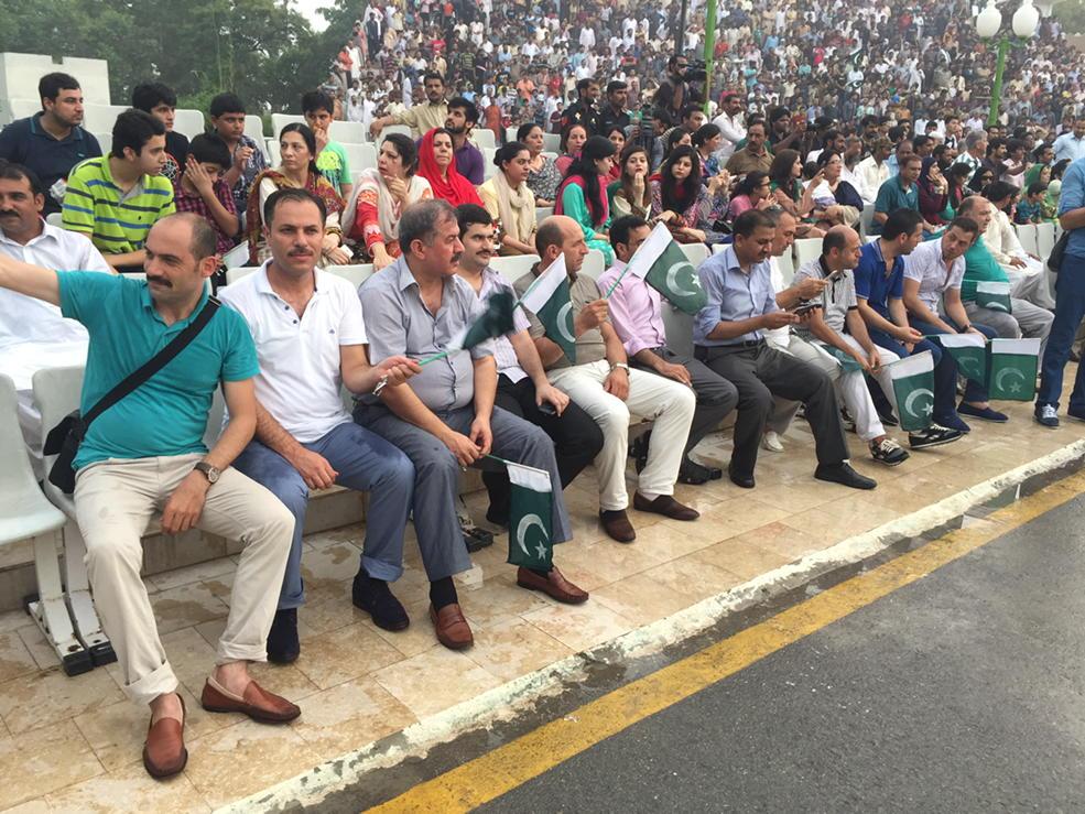 Pakistan ve Hindistan sınırında nöbet Değişimi törenindeyiz